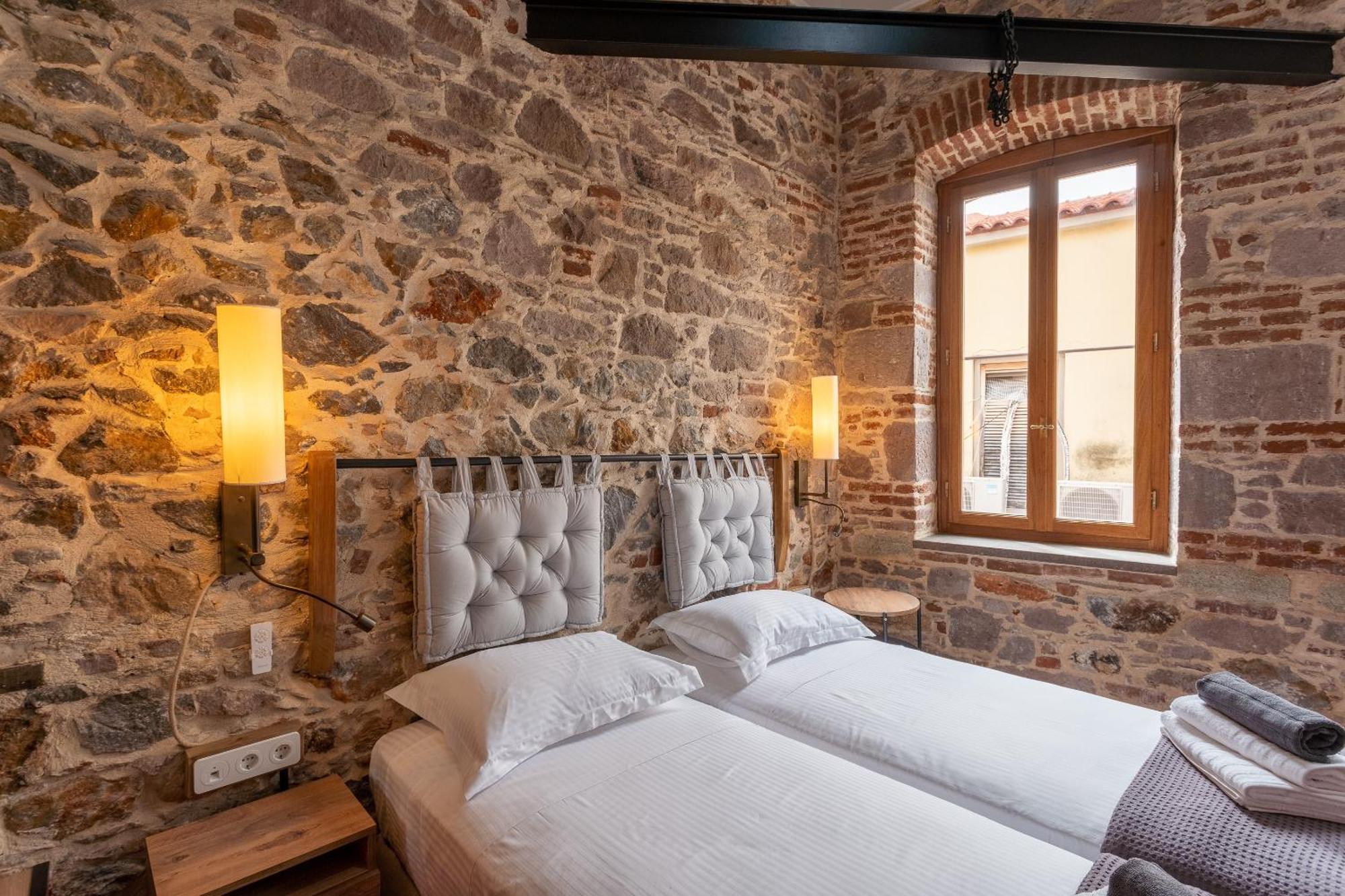 Issa Lesvos Hostel Μυτιλήνη Εξωτερικό φωτογραφία