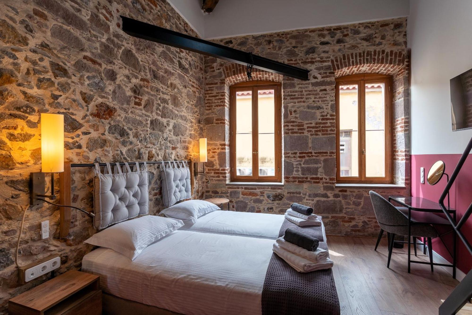 Issa Lesvos Hostel Μυτιλήνη Εξωτερικό φωτογραφία