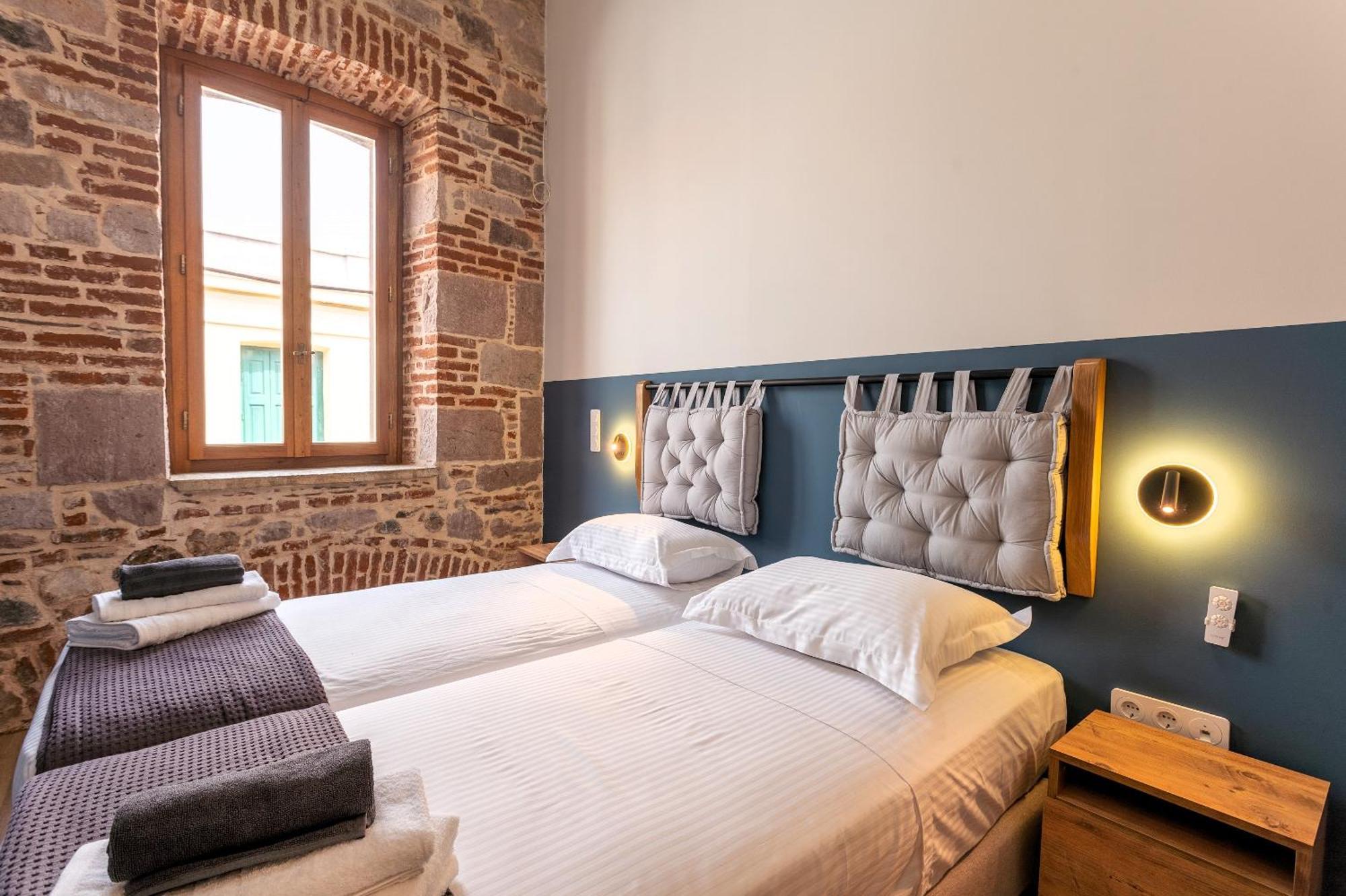 Issa Lesvos Hostel Μυτιλήνη Εξωτερικό φωτογραφία