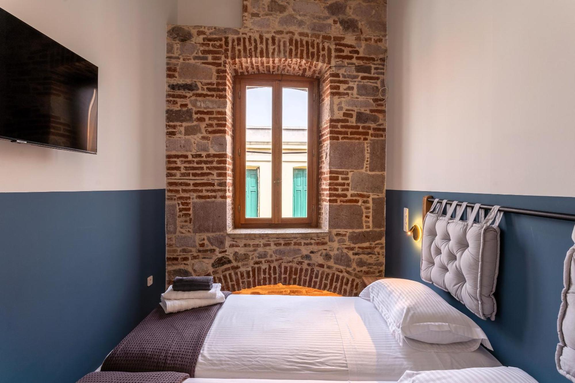 Issa Lesvos Hostel Μυτιλήνη Εξωτερικό φωτογραφία