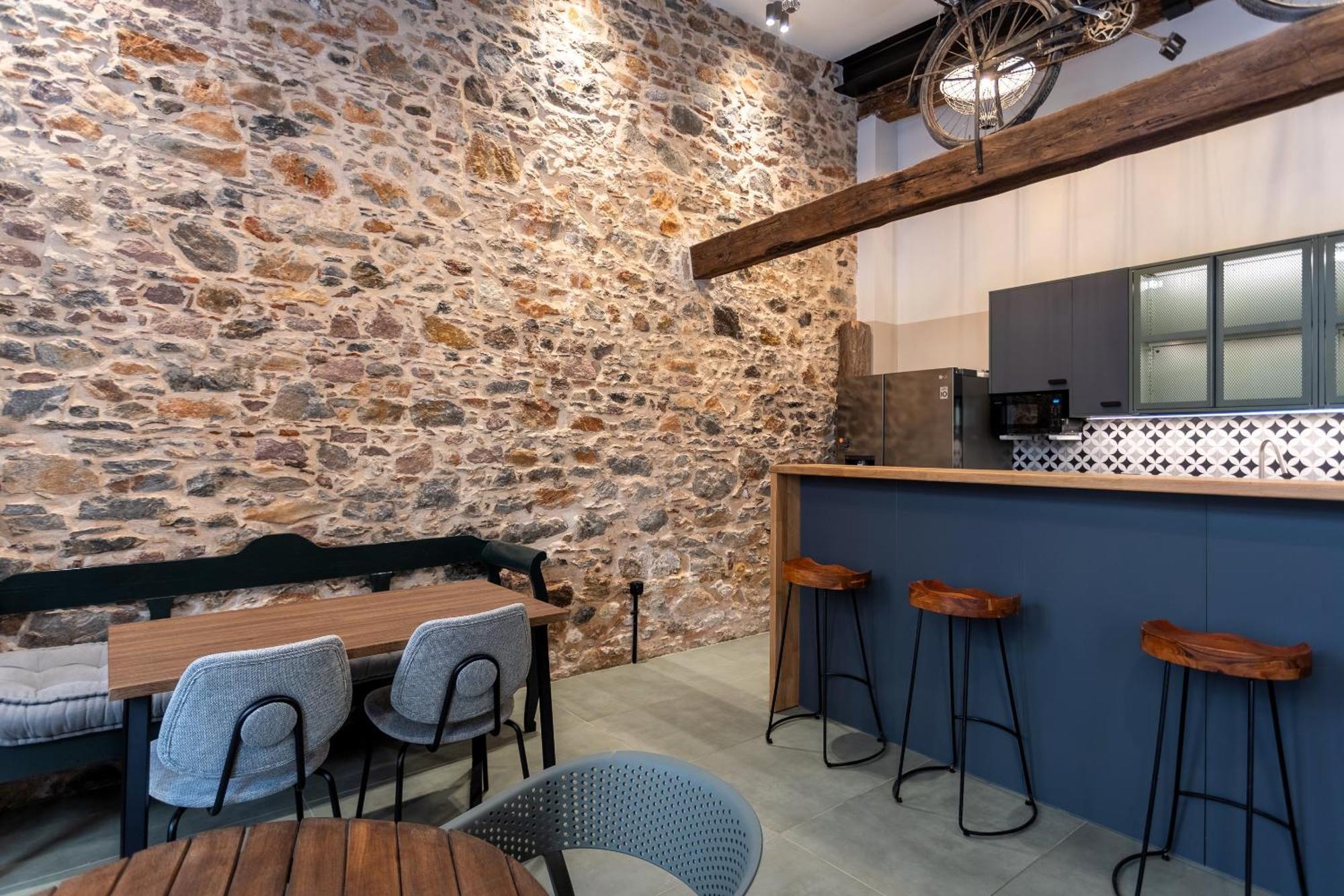Issa Lesvos Hostel Μυτιλήνη Εξωτερικό φωτογραφία