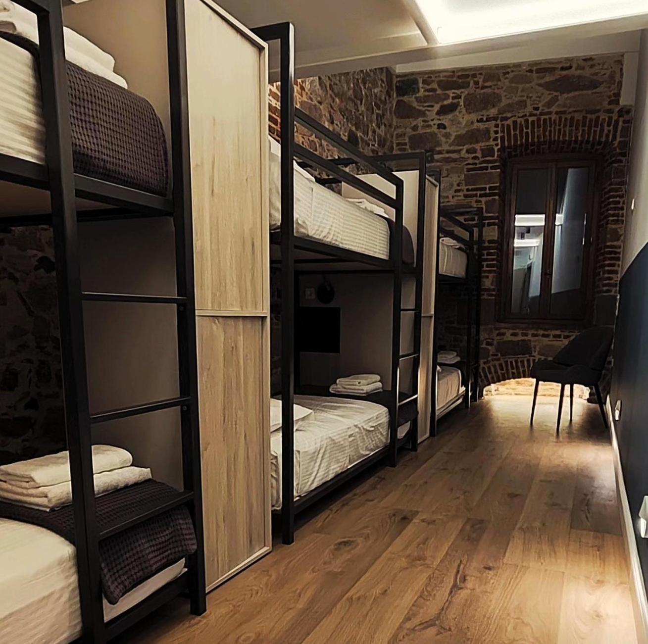Issa Lesvos Hostel Μυτιλήνη Εξωτερικό φωτογραφία