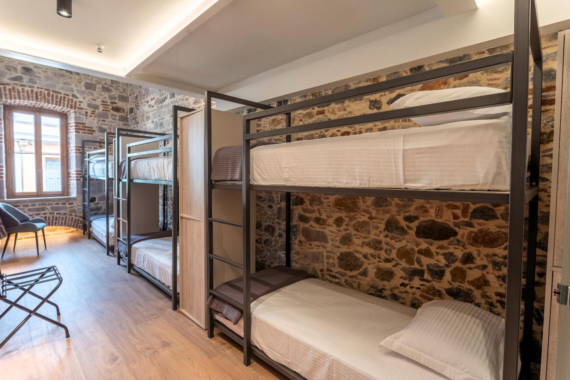 Issa Lesvos Hostel Μυτιλήνη Εξωτερικό φωτογραφία