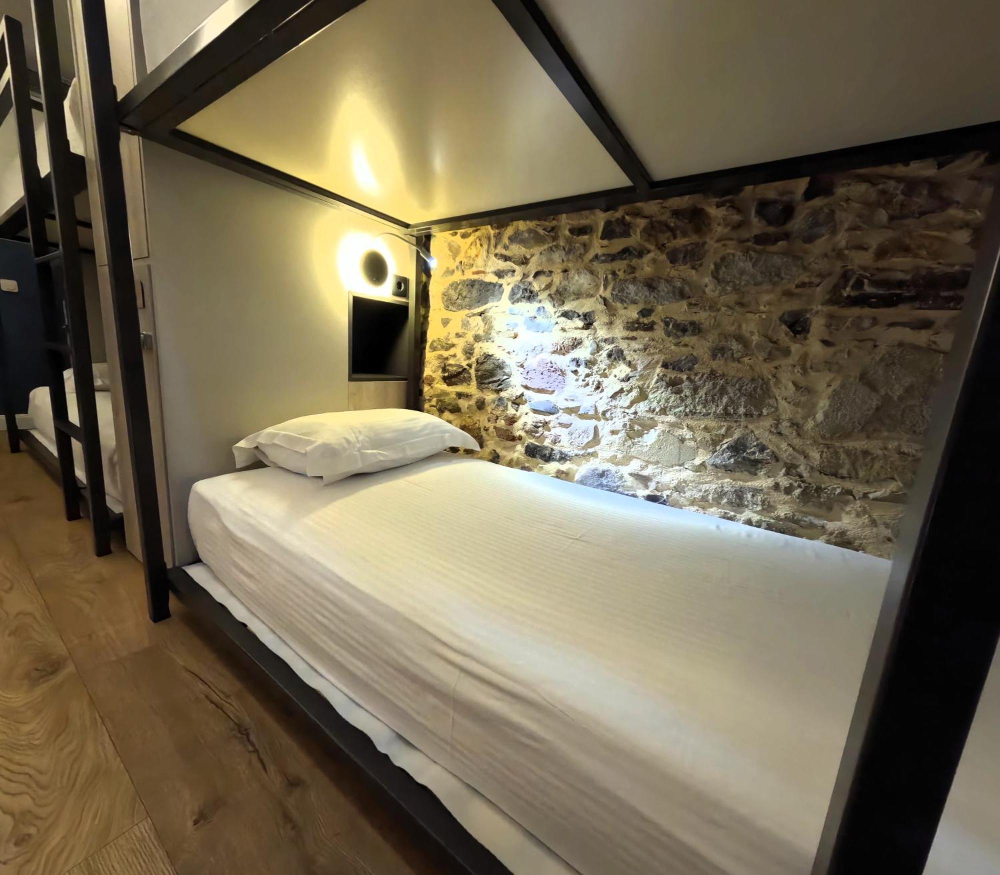 Issa Lesvos Hostel Μυτιλήνη Εξωτερικό φωτογραφία