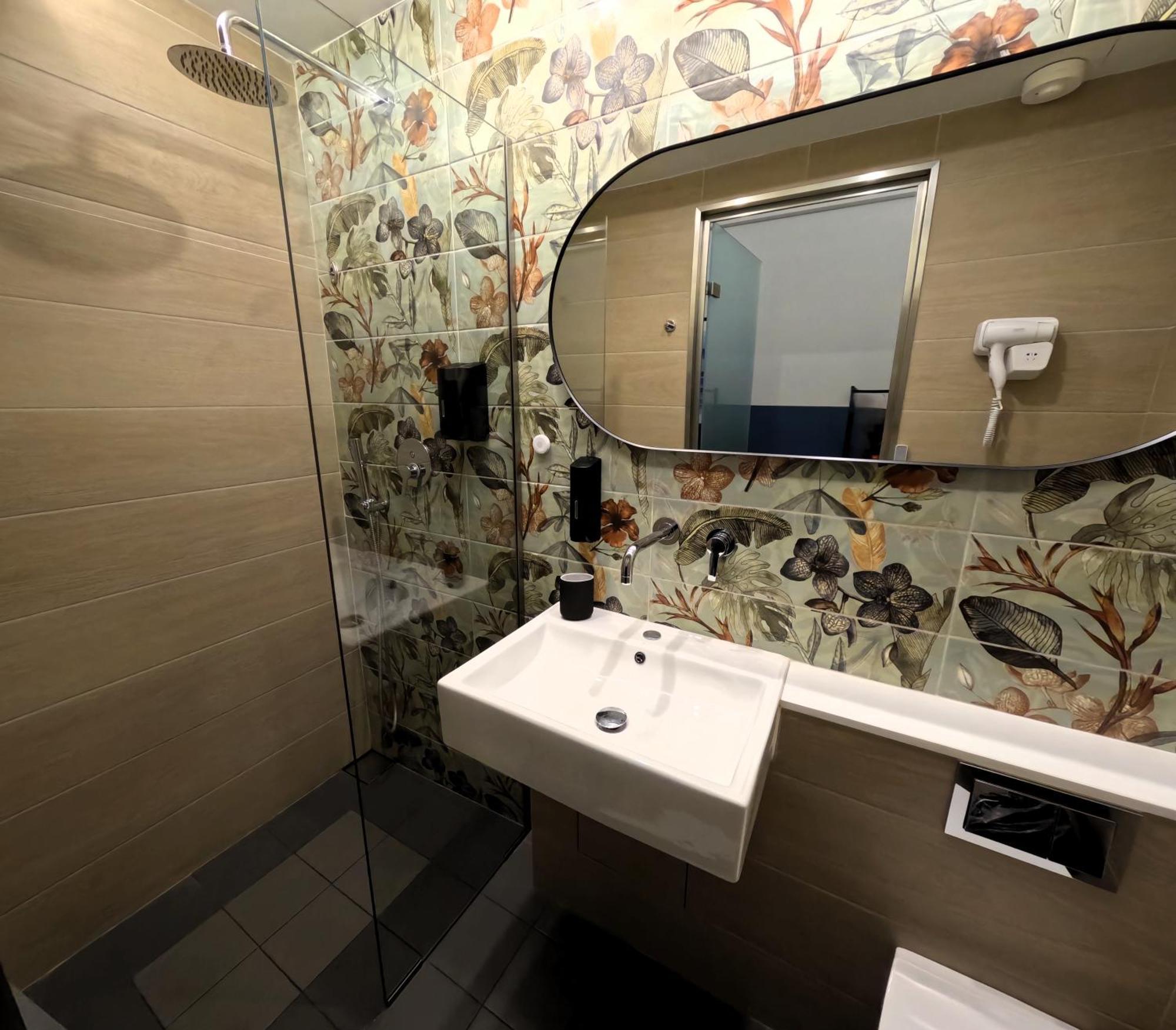 Issa Lesvos Hostel Μυτιλήνη Εξωτερικό φωτογραφία