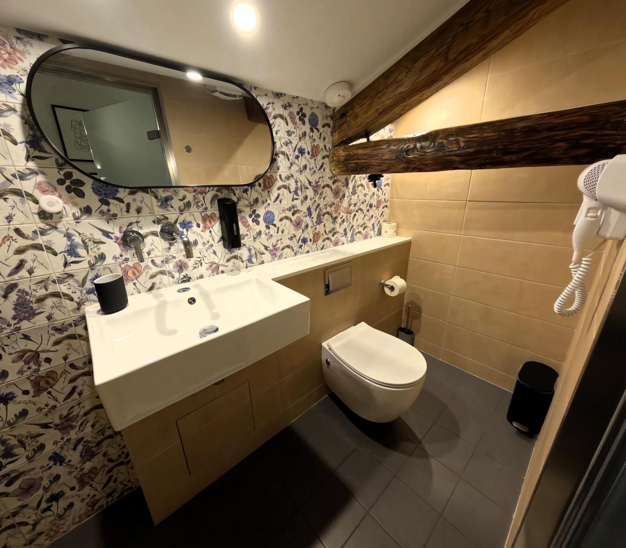 Issa Lesvos Hostel Μυτιλήνη Εξωτερικό φωτογραφία