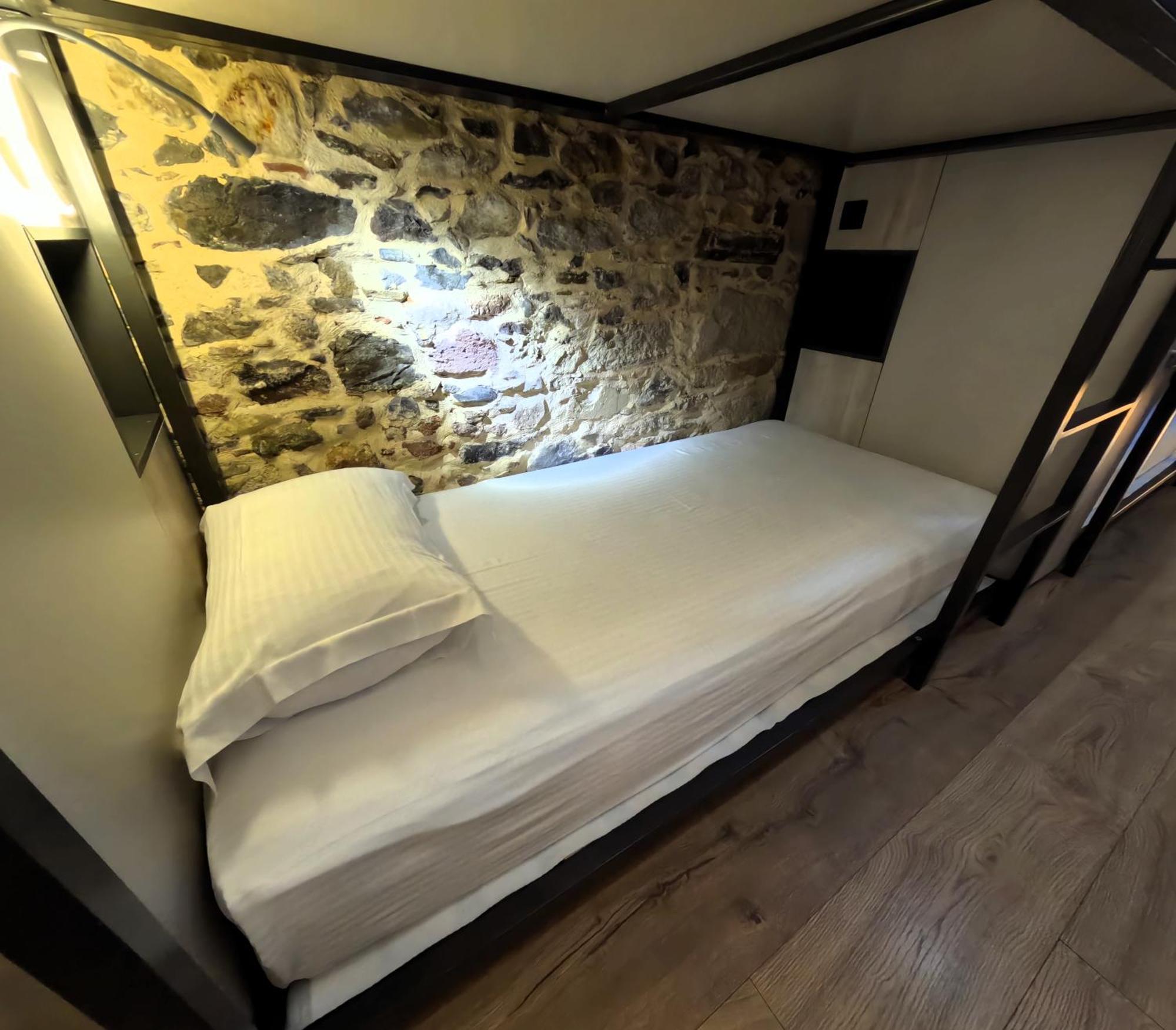 Issa Lesvos Hostel Μυτιλήνη Εξωτερικό φωτογραφία